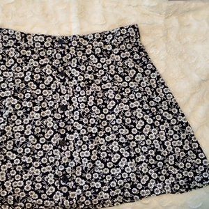 🌼🖤 Gently Used Size XL - LOFT Black Flowery Short Skirt - Chic & Flirty! 🖤🌼
